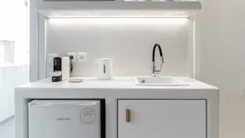 Suite, balcon, vue ville | Coffres-forts dans les chambres, fer et planche Ă repasser