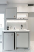 Suite, balcón, vistas a la ciudad | Caja fuerte, tabla de planchar con plancha, wifi gratis