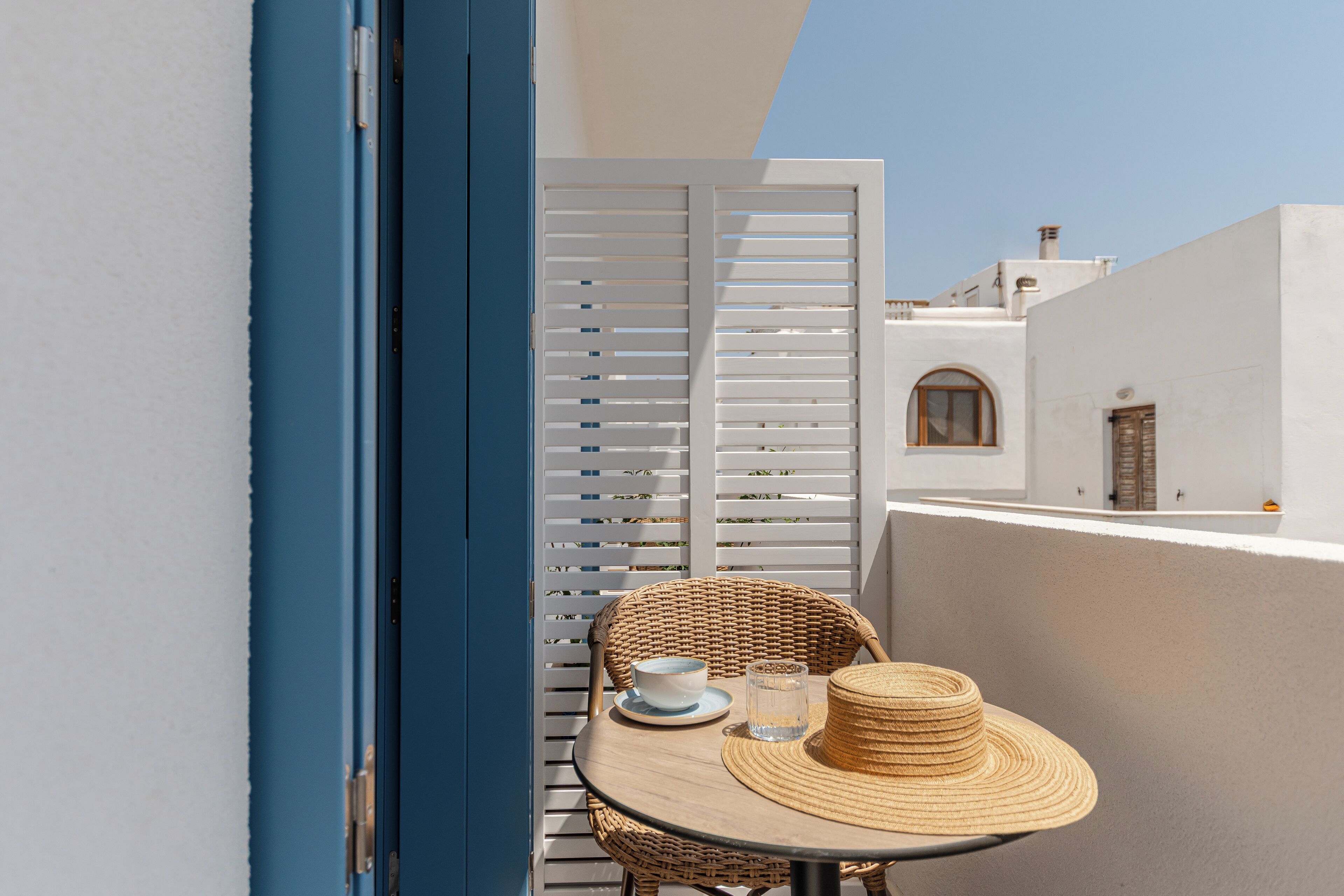 Caja de seguridad en la habitación y tabla de planchar con plancha 