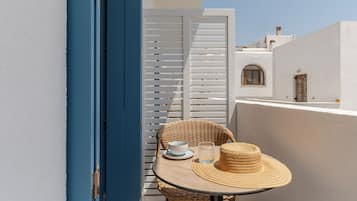 Caja de seguridad en la habitación y tabla de planchar con plancha