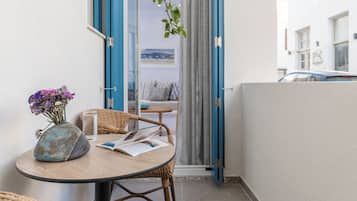 Suite, balcon, vue ville | Coffres-forts dans les chambres, fer et planche Ă repasser