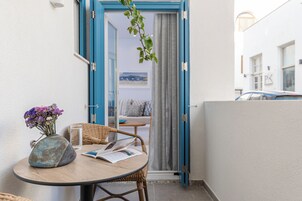 Suite, balcón, vistas a la ciudad | Caja fuerte, tabla de planchar con plancha, wifi gratis