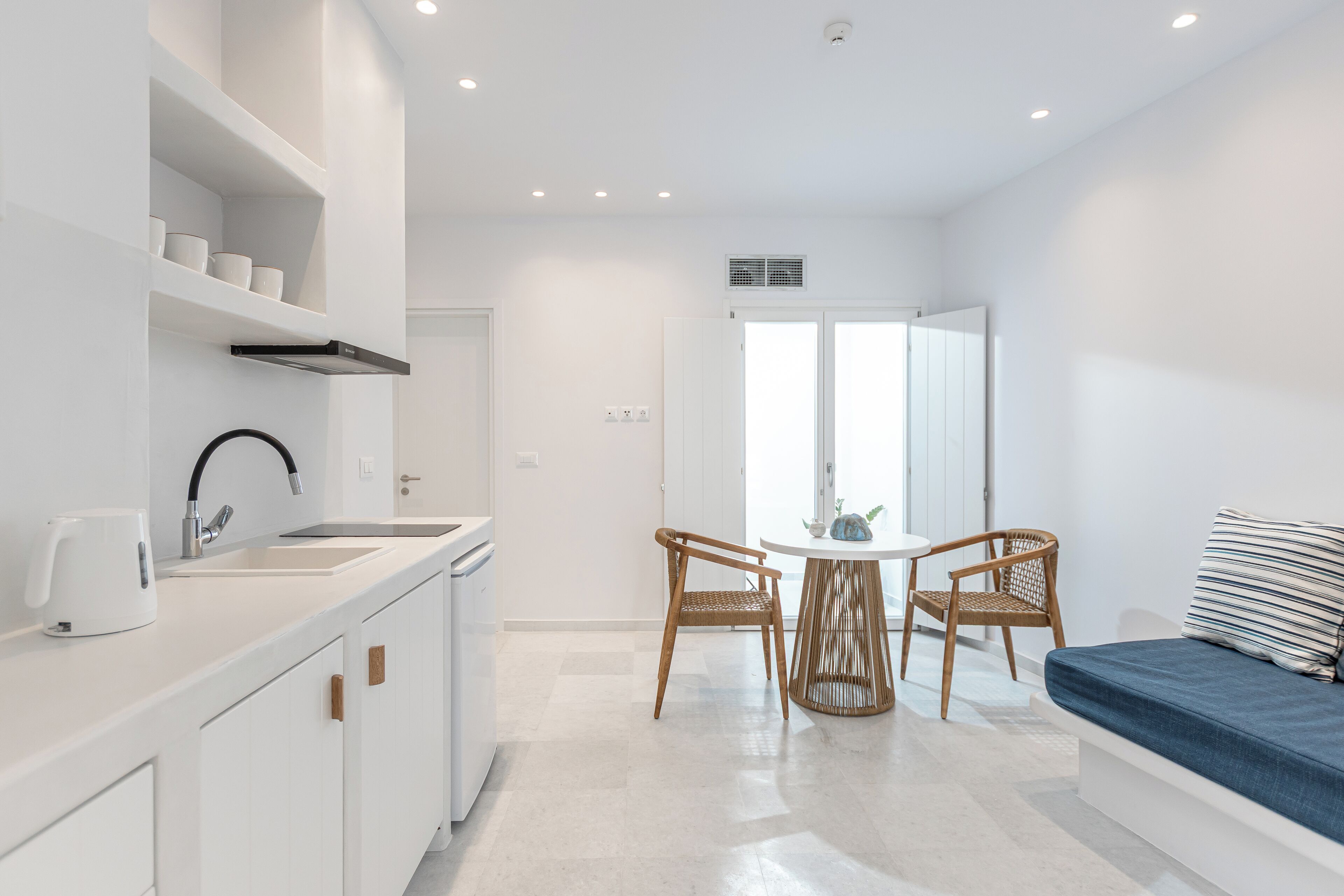 Suite, balcón, vistas a la ciudad | Caja fuerte, tabla de planchar con plancha, wifi gratis