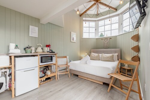 1 Bed Home - Sleeps 2 - Pets - Patio - Parking