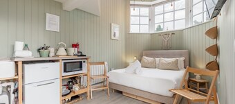 1 Bed Home - Sleeps 2 - Pets - Patio - Parking