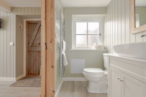 Regadera, secadora de cabello, toallas 