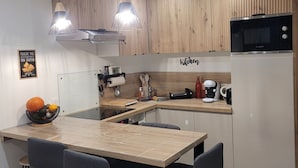 Een koffiezetapparaat/waterkoker, een koelkast, een magnetron, een oven