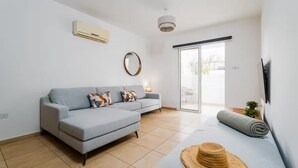 TV - Stylish & Bright Gem ~ Walk to Beach, Patio, Pools (Paralimni)
