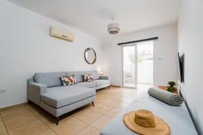 TV - Stylish & Bright Gem ~ Walk to Beach, Patio, Pools (Paralimni)
