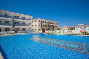 Pool - Stylish & Bright Gem ~ Walk to Beach, Patio, Pools (Paralimni)