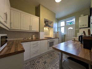 Refrigerador, microondas, tostadora y comedor 