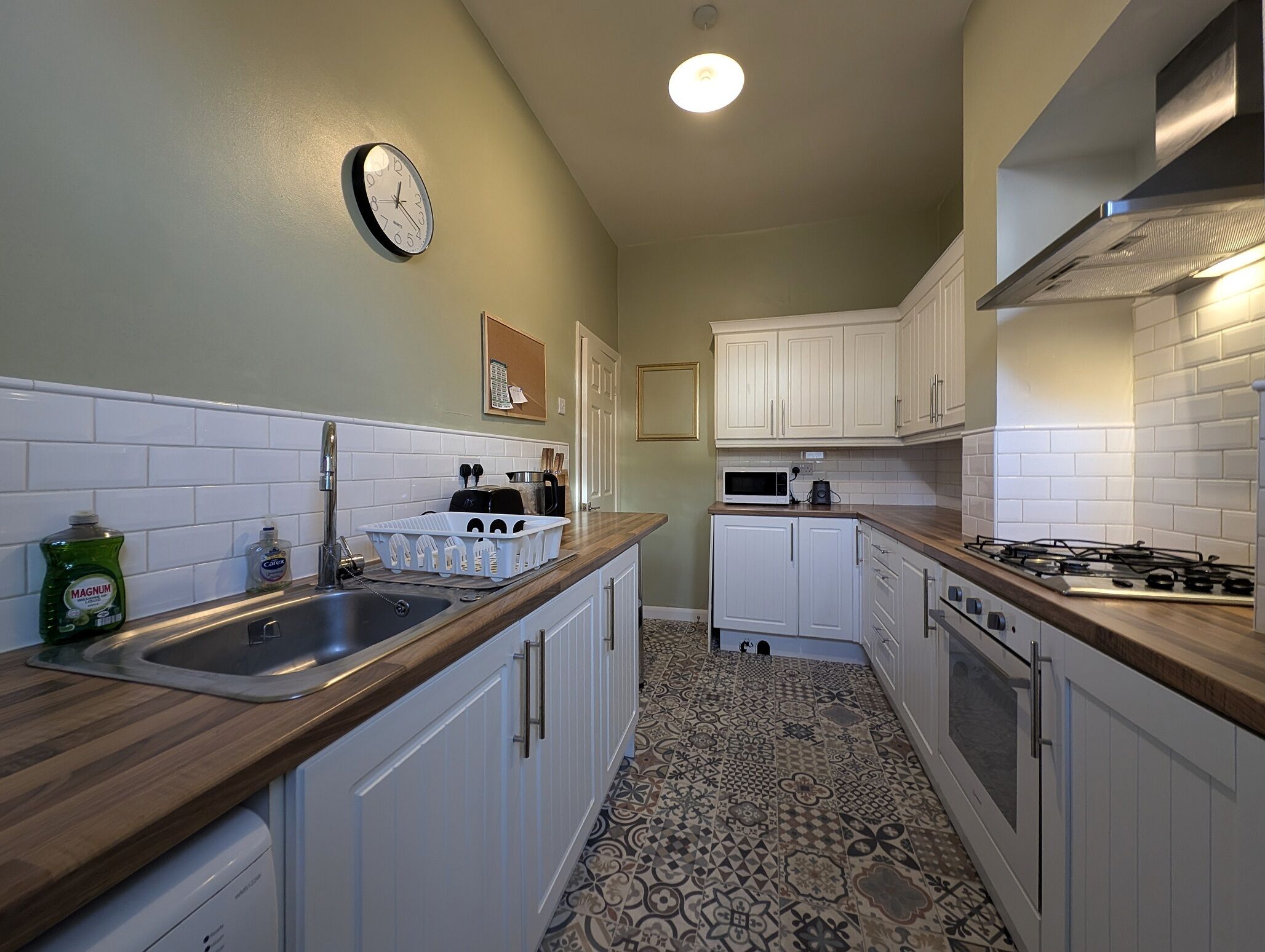 Réfrigérateur, micro-ondes, grille-pain, tables à manger