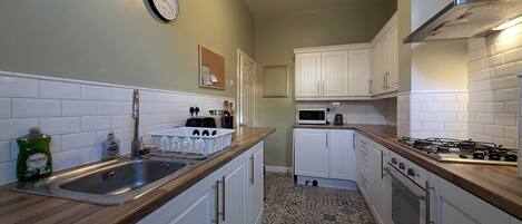 Frigorífico, microondas, tostadora y mesa de comedor