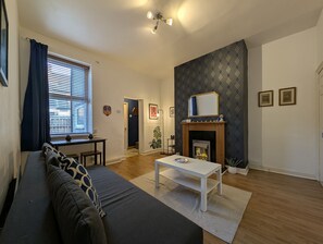 TV - Cozy 1-Bed Ground Floor Flat, Wallsend, Newcastle - Pass the Keys (Wallsend)