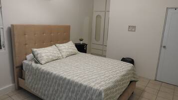 Tabla de planchar con plancha, wifi y ropa de cama