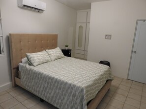Tabla de planchar con plancha, wifi y ropa de cama 