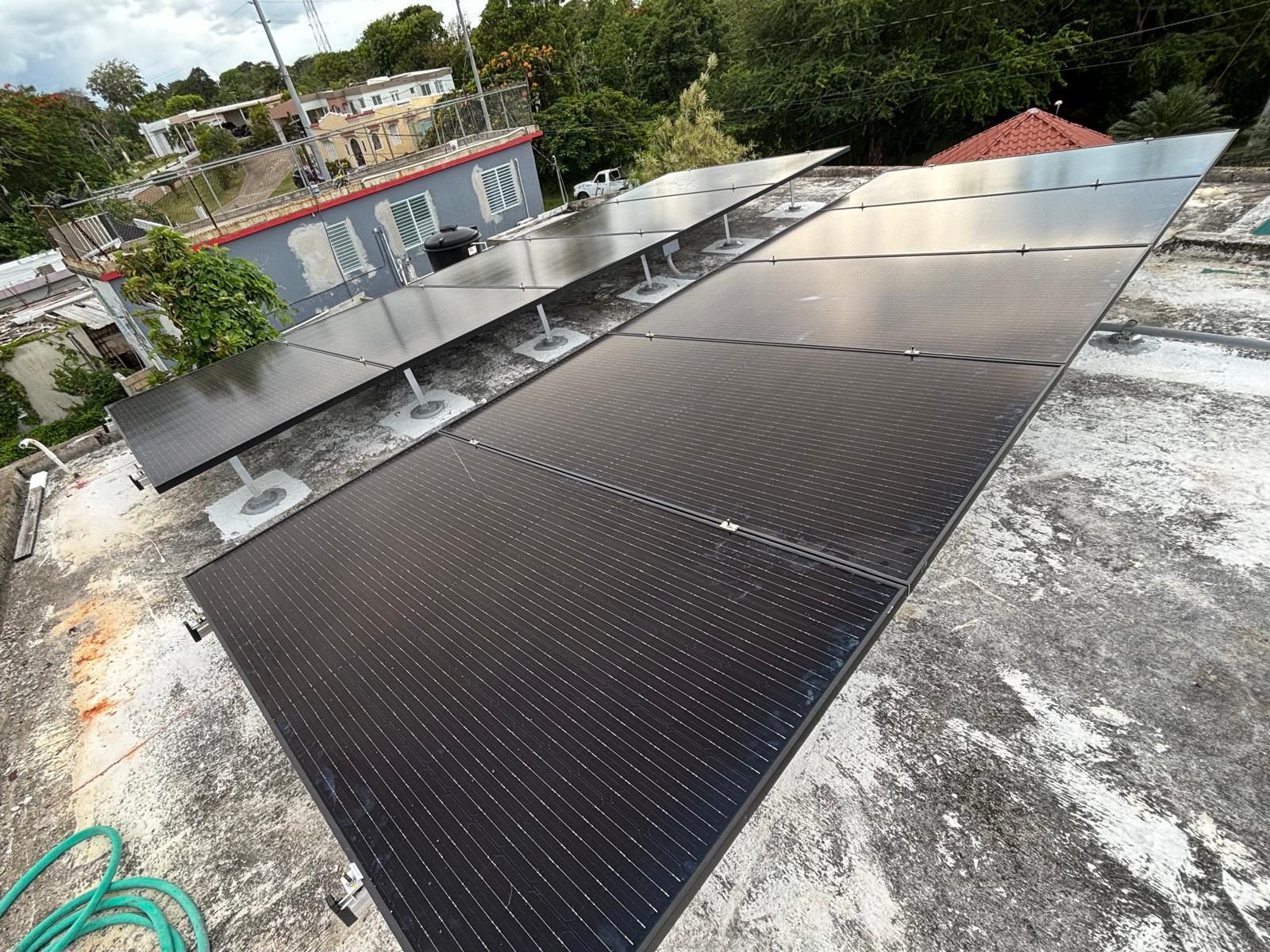 Eine Dachterrasse mit mehreren installierten Solaranlagen.