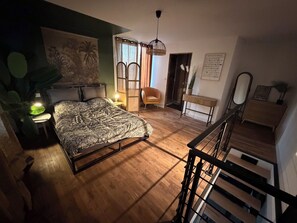 Tabla de planchar con plancha, wifi y ropa de cama 