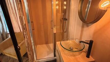 Douche, sĂšche-cheveux, serviettes fournies, savon
