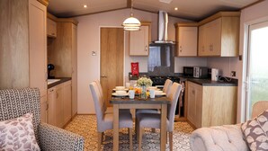 Dining - Paws By The Sea (Norwich)