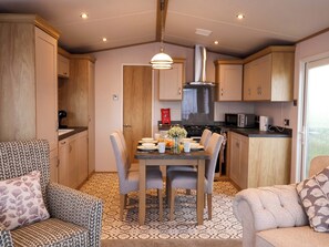 Dining - Paws By The Sea (Norwich)