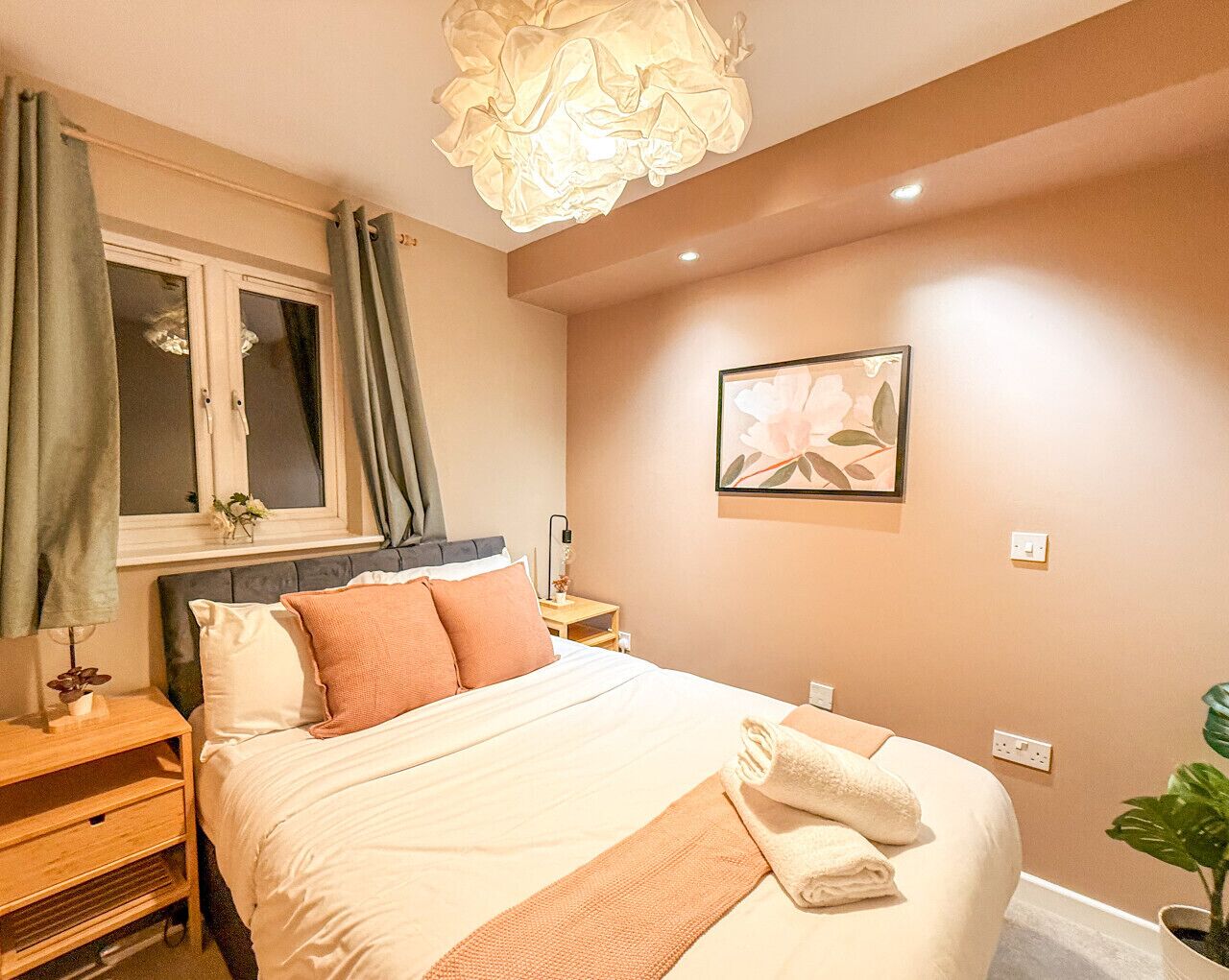 Escritorio, tabla de planchar con plancha, cuna de viaje y wifi 