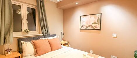 Escritorio, tabla de planchar con plancha, cuna de viaje y wifi