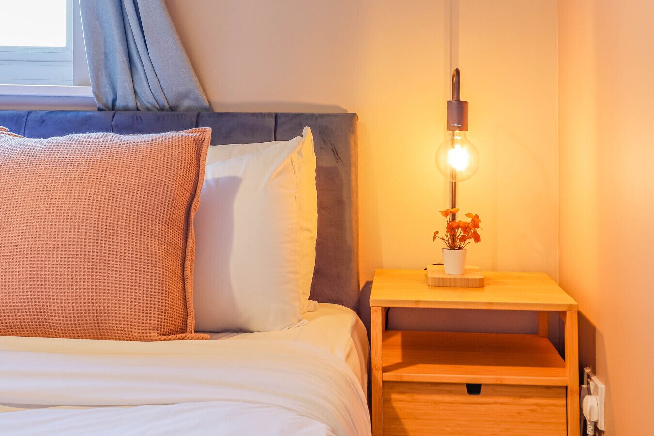 Escriptori, planxa i posts de planxar, un bressol de viatge i wifi 