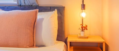 Bureau, fer et planche à repasser, lit de bébé portatif, Wi-Fi