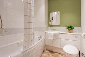 Hair dryer, towels - Two-Bedroom City Apartment (Cardiff)