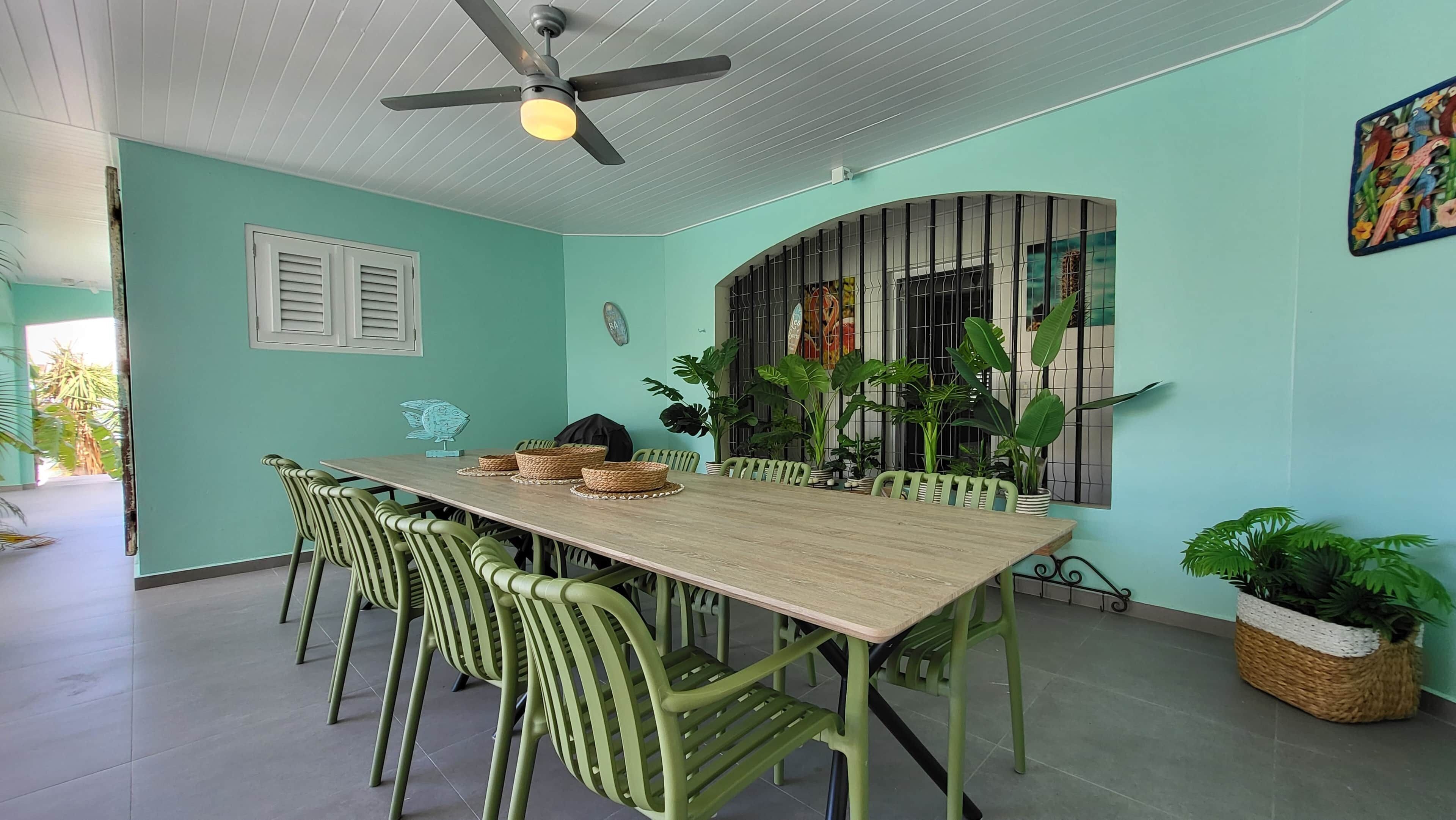 Met zijn allen aan tafel