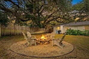 Property grounds - Four Oaks Cottage Close to Downtown (Beaufort)