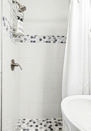 Bathroom - Four Oaks Cottage Close to Downtown (Beaufort)