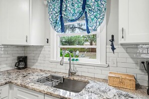 Fridge, microwave, oven, stovetop - Four Oaks Cottage Close to Downtown (Beaufort)