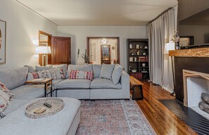 Smart TV, foosball, books, offices - Executive Retreat in Fondren (Jackson)