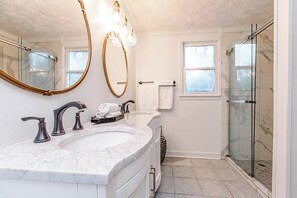 Shower, hair dryer, towels - Executive Retreat in Fondren (Jackson)