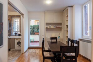 Dining - New Banks - FromHometoRome (Roma)