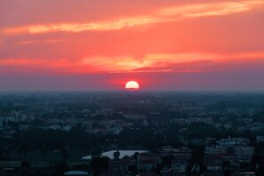 Aerial view - Luxury suite on the 26th floor of the Rimini skyscraper with whirlpool bath. (Rimini)