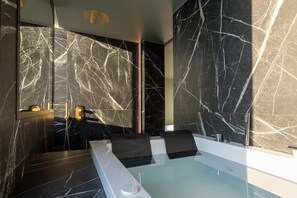 Spa - Luxury suite on the 26th floor of the Rimini skyscraper with whirlpool bath. (Rimini)