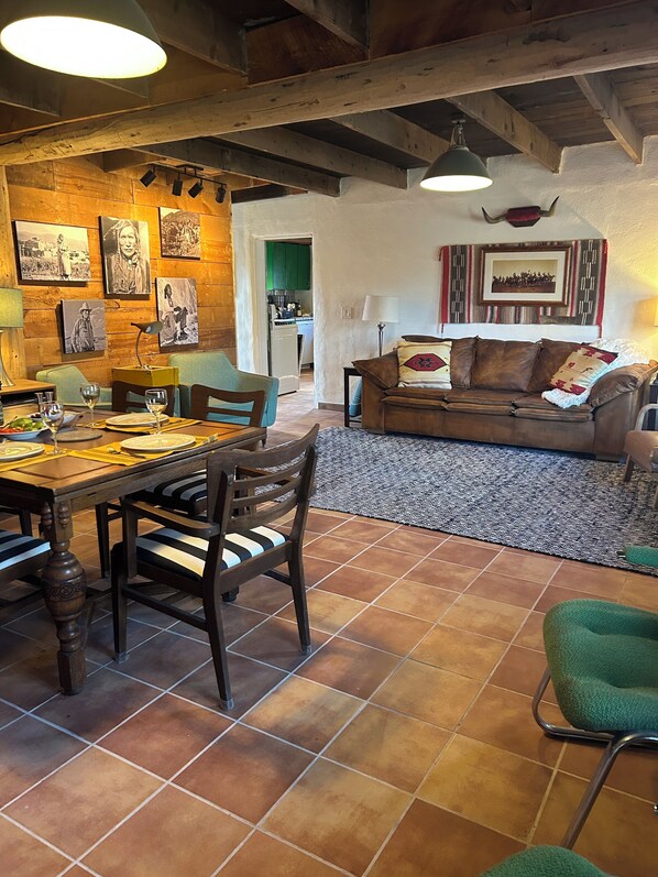TV - Taos Raven 3 Bedroom House Walkable to Plaza (Taos)