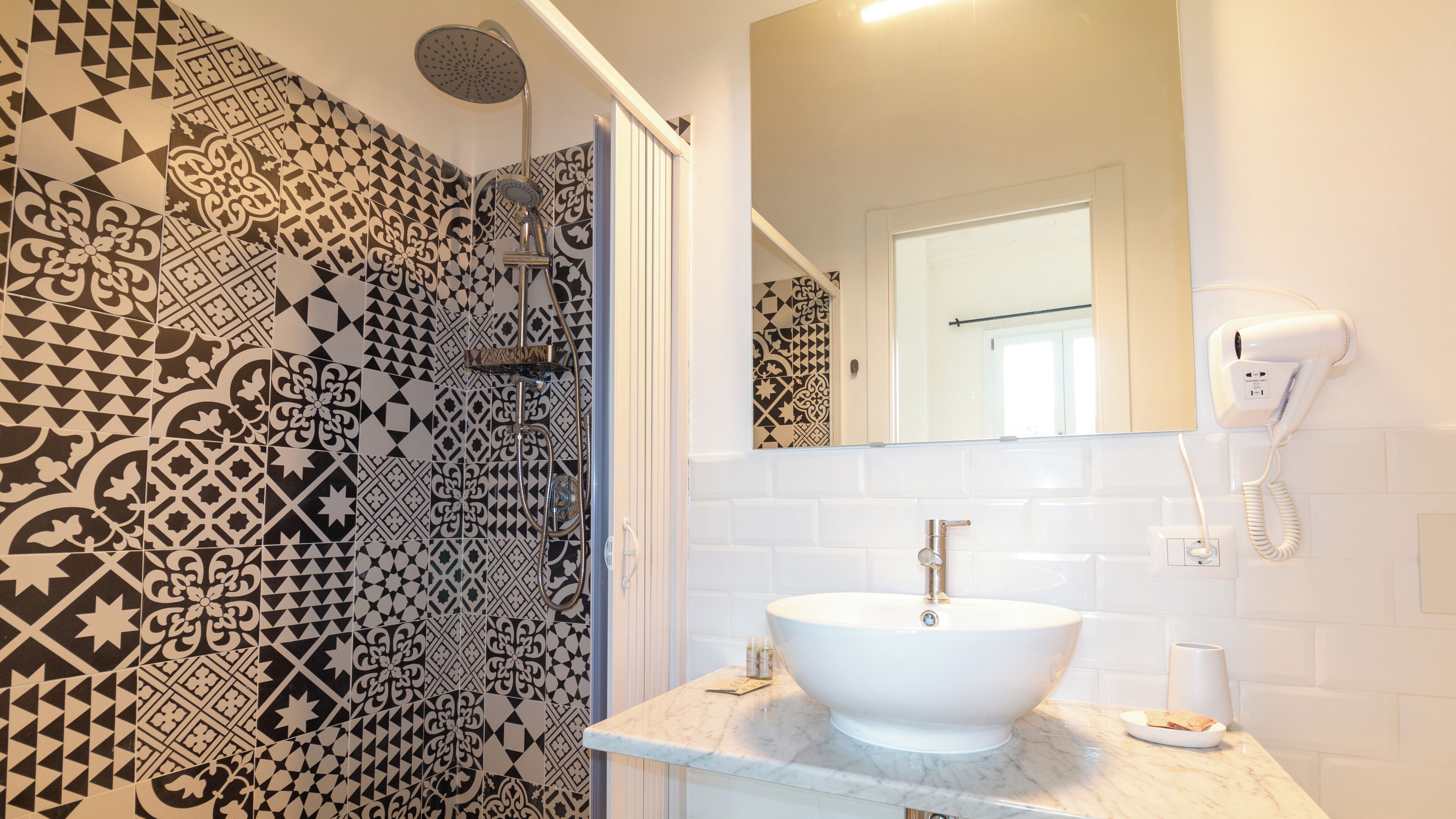 Comfort Double Room | Bathroom | Free toiletries, bidet, soap, shampoo