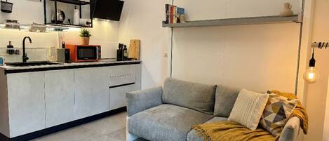 Deluxe-studio, keittotila | Yksilöllisesti sisustettu, yksilöllisesti kalustettu