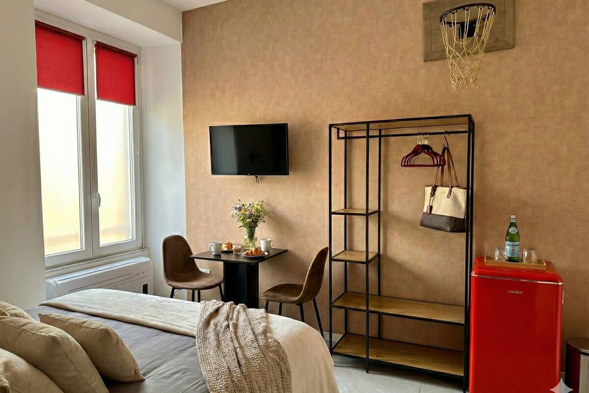 Deluxe Studio, Kitchenette | Soundproofing, iron/ironing board, free WiFi, individually decorated