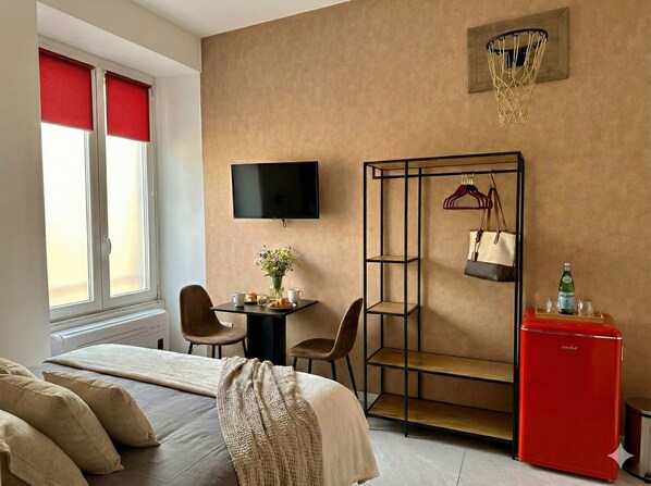 Studio Deluxe, cuisinette | Décor unique, ameublement unique, fer et planche à repasser