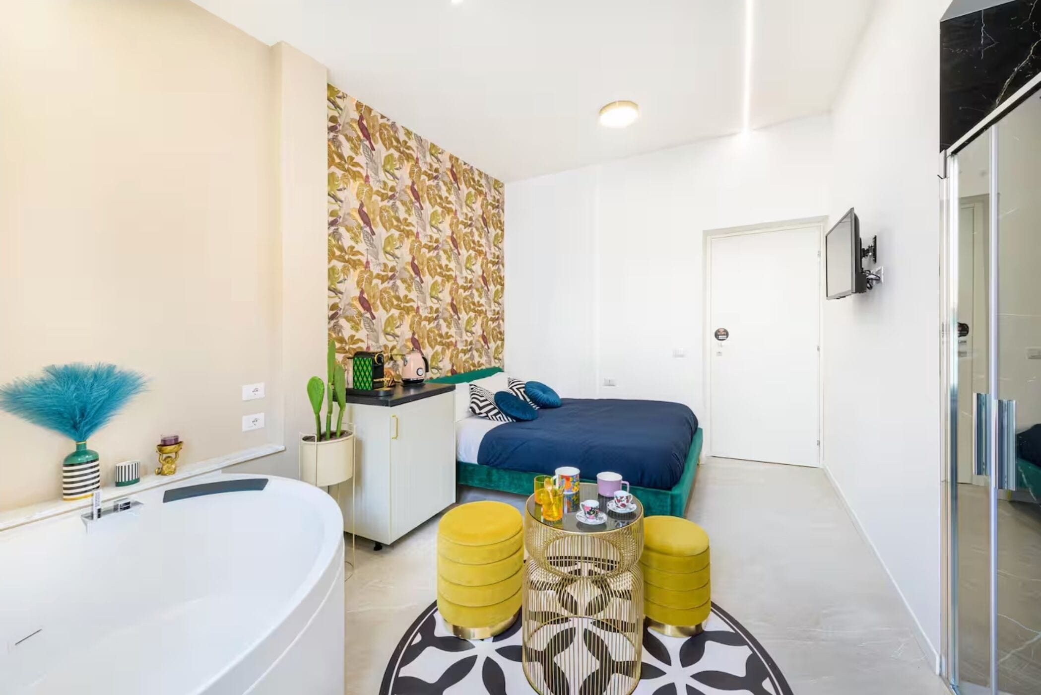 Design tweepersoonskamer, 1 queensize bed | Individueel gedecoreerd, individueel gemeubileerd