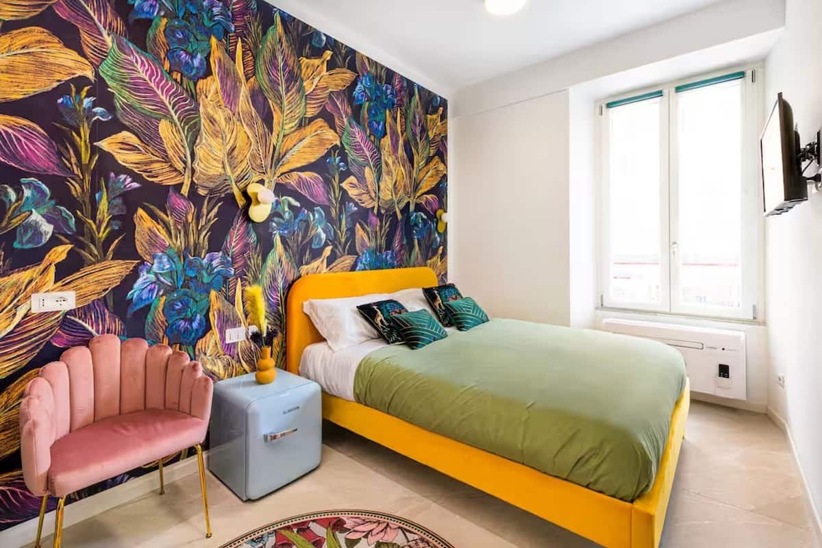 Design Double Room, 1 Queen Bed | Soundproofing, iron/ironing board, free WiFi, individually decorated