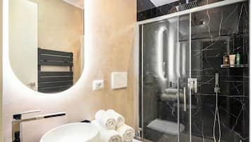 Deluxe Studio, Kitchenette | Bathroom | Free toiletries, hair dryer, towels, soap