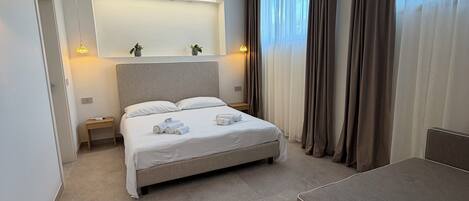 家庭三人房 | 隔音、免費 Wi-Fi、床單