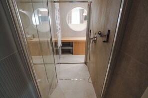 Business tweepersoonskamer, voor 1 persoon, balkon, uitzicht op strand | Badkamer | Een douche, een haardroger, handdoeken, zeep