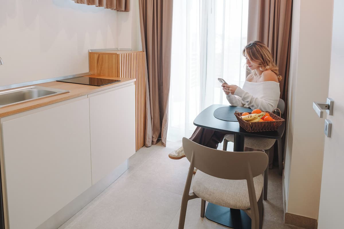 Business tweepersoonskamer, voor 1 persoon, balkon, uitzicht op strand | Privékeuken | Een koelkast, een kookplaat, kookgerei, borden en bestek